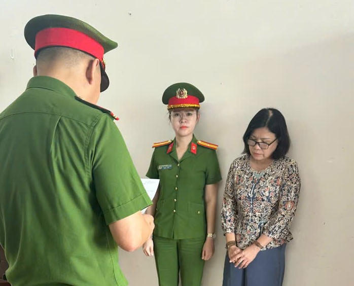 Lực lượng Công an TP Đà Nẵng đọc quyết định bắt&nbsp;Nguyễn Thị Thu Hương. Ảnh: CV.