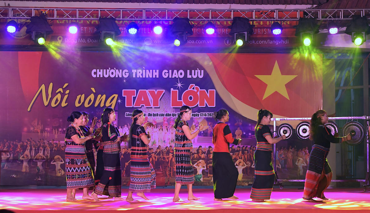 Miền đất đỏ bazan anh hùng, nơi đại ngàn Tây Nguyên hùng vĩ ôm ấp những buôn làng giàu truyền thống; nơi cộng đồng các dân tộc anh em cùng sinh sống, đoàn kết và gìn giữ những giá trị văn hóa đặc sắc qua bao thế hệ. 