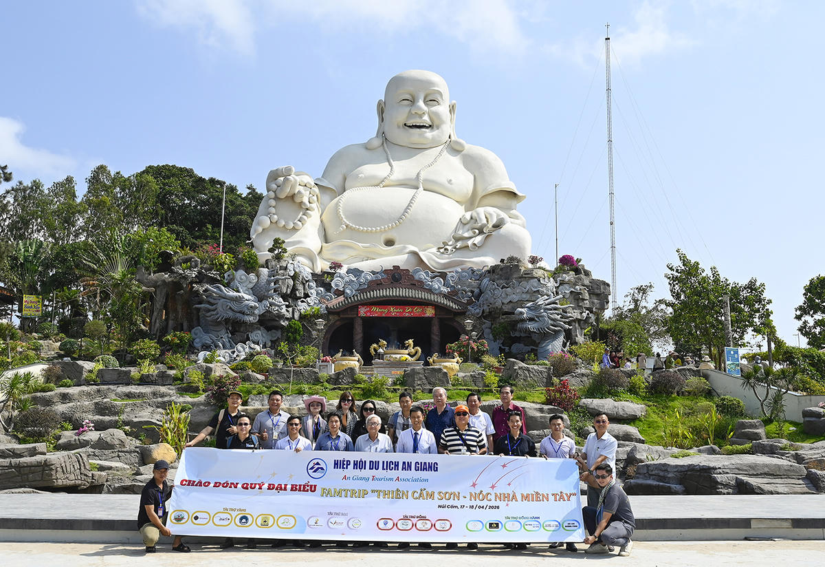 Đoàn famtrip tham quan tượng Phật Di Lặc trên đỉnh Núi Cấm. Ảnh Nguyễn Minh.  