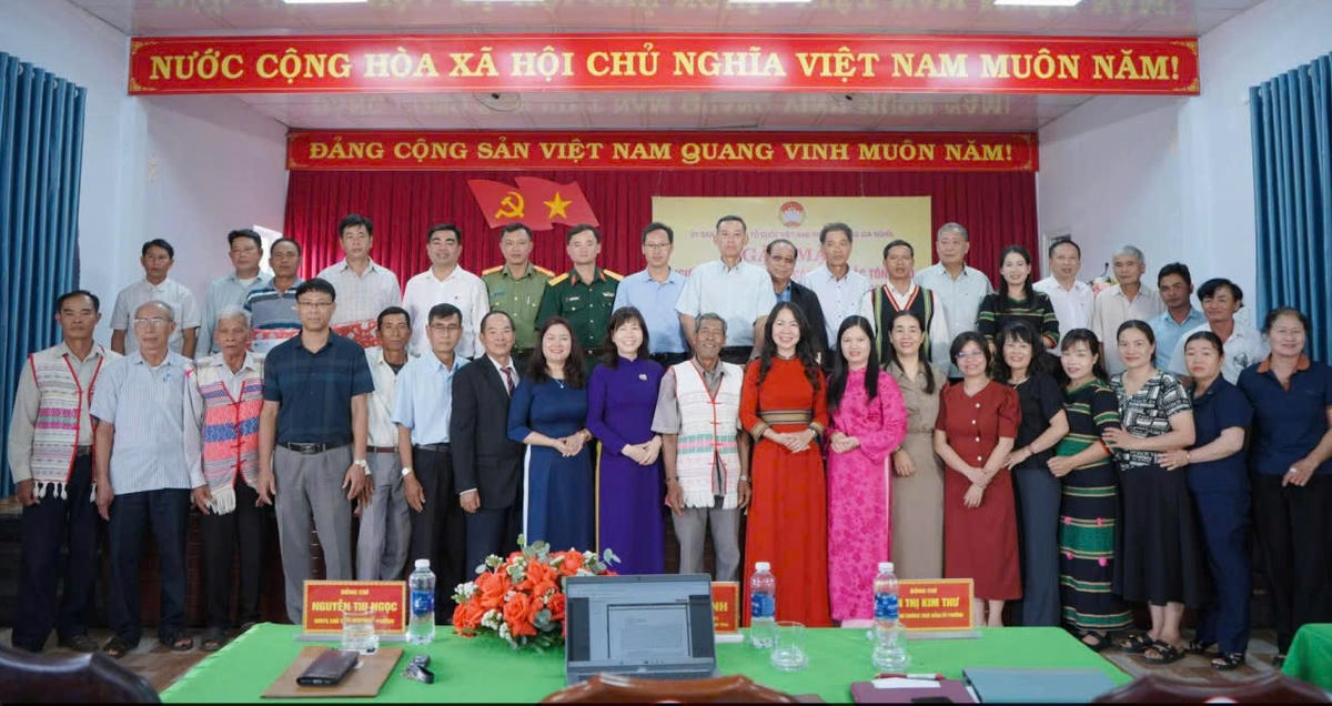 Các đại biểu chụp hình lưu niệm tại hội nghị.
