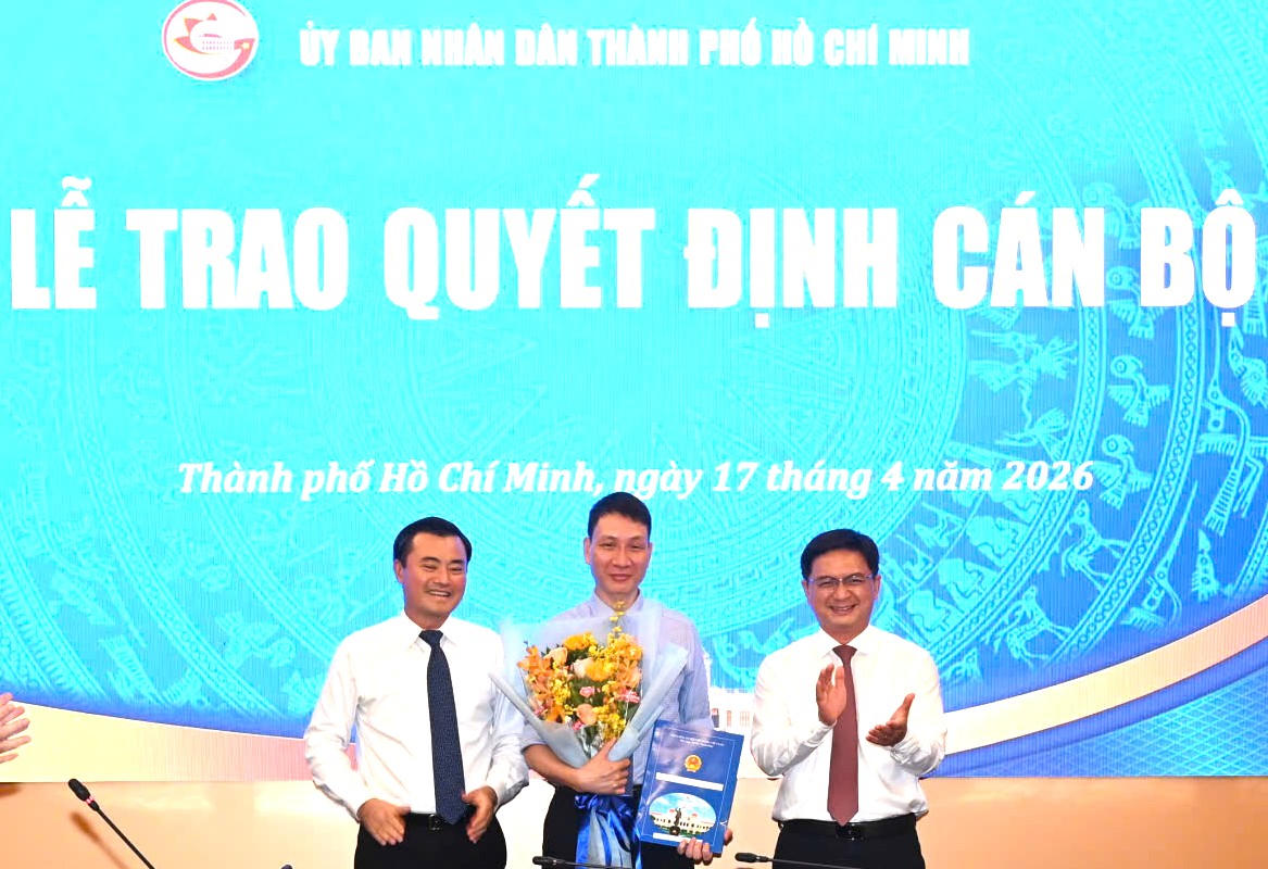 Lãnh đạo UBND TP Hồ Chí Minh trao quyết định&nbsp;bổ nhiệm Giám đốc Sở Quy hoạch - Kiến trúc. Ảnh: H.T