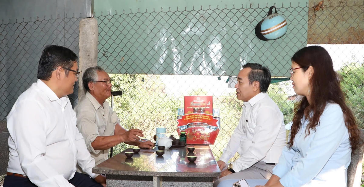 Ông Lê Hữu Trí, Phó Trưởng đoàn chuyên trách Đoàn Đại biểu Quốc hội tỉnh Khánh Hòa cùng đoàn công tác thăm hỏi, tặng quà gia đình thương binh ông Phan Văn Long.