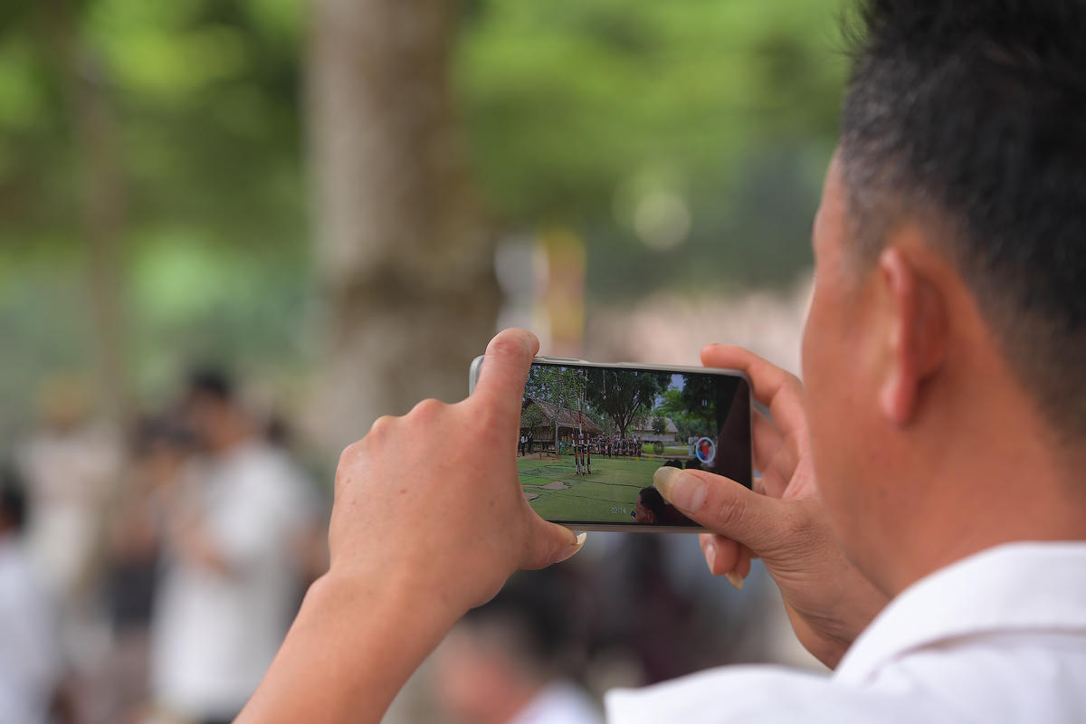 Du khách lưu lại những khoảnh khắc của đồng bào các dân tộc.