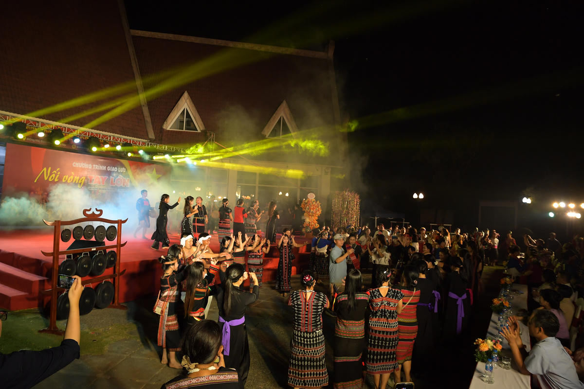 Chương trình giao lưu “Nối vòng tay lớn” đã khắc họa sinh động bức tranh đa sắc của cộng đồng các dân tộc anh em trong ngày hội. Từ âm vang cồng chiêng linh thiêng, sắc màu thổ cẩm rực rỡ, đến những làn điệu dân ca…tất cả đã hòa quyện thành bản giao hưởng của đoàn kết và phát triển. Hội tụ để giữ gìn bản sắc. Hội tụ để tăng cường khối đại đoàn kết. Hội tụ để cùng nhau xây dựng quê hương ngày càng giàu đẹp, văn minh, đậm đà bản sắc văn hóa dân tộc.