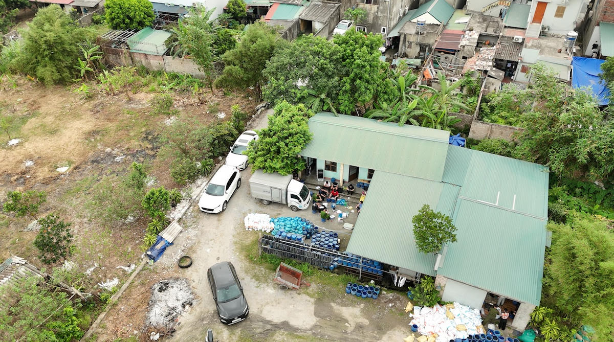 Nhà xưởng&nbsp;sản xuất giá đỗ hoạt động trái phép tại phường Mạo Khê, do Tạ Văn Xã làm chủ, có diện tích khoảng 100m², đi vào hoạt động từ năm 2024. Ảnh: Công an Quảng Ninh.