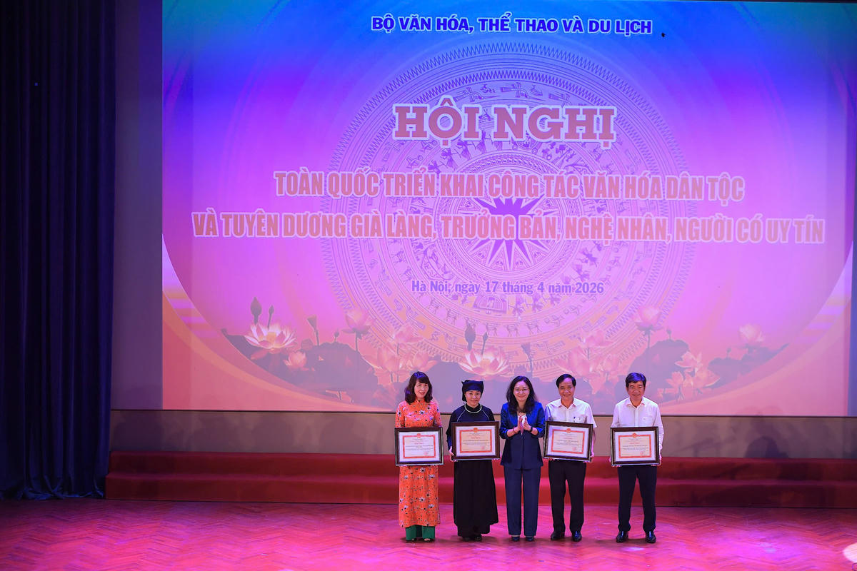 Thứ trưởng Trịnh Thị Thủy Bộ VHTTDL trao Bằng khen cho các tập thể&nbsp;có thành tích tham gia tổ chức sự kiện “Ngày Văn hóa các dân tộc Việt Nam” 19/4 năm 2026 tại Làng Văn hóa - Du lịch các dân tộc Việt Nam.