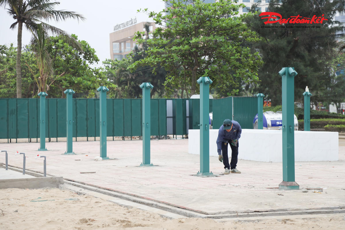 Thời điểm này, chính quyền phường Cửa Lò (Nghệ An) đang chuẩn bị các khâu cuối cuối cùng cho lễ hội Festival Cửa Lò năm 2026. Trong đó, có hệ thống các điểm tắm tráng được đầu tư khang trang, rộng rãi. Ảnh: ĐB