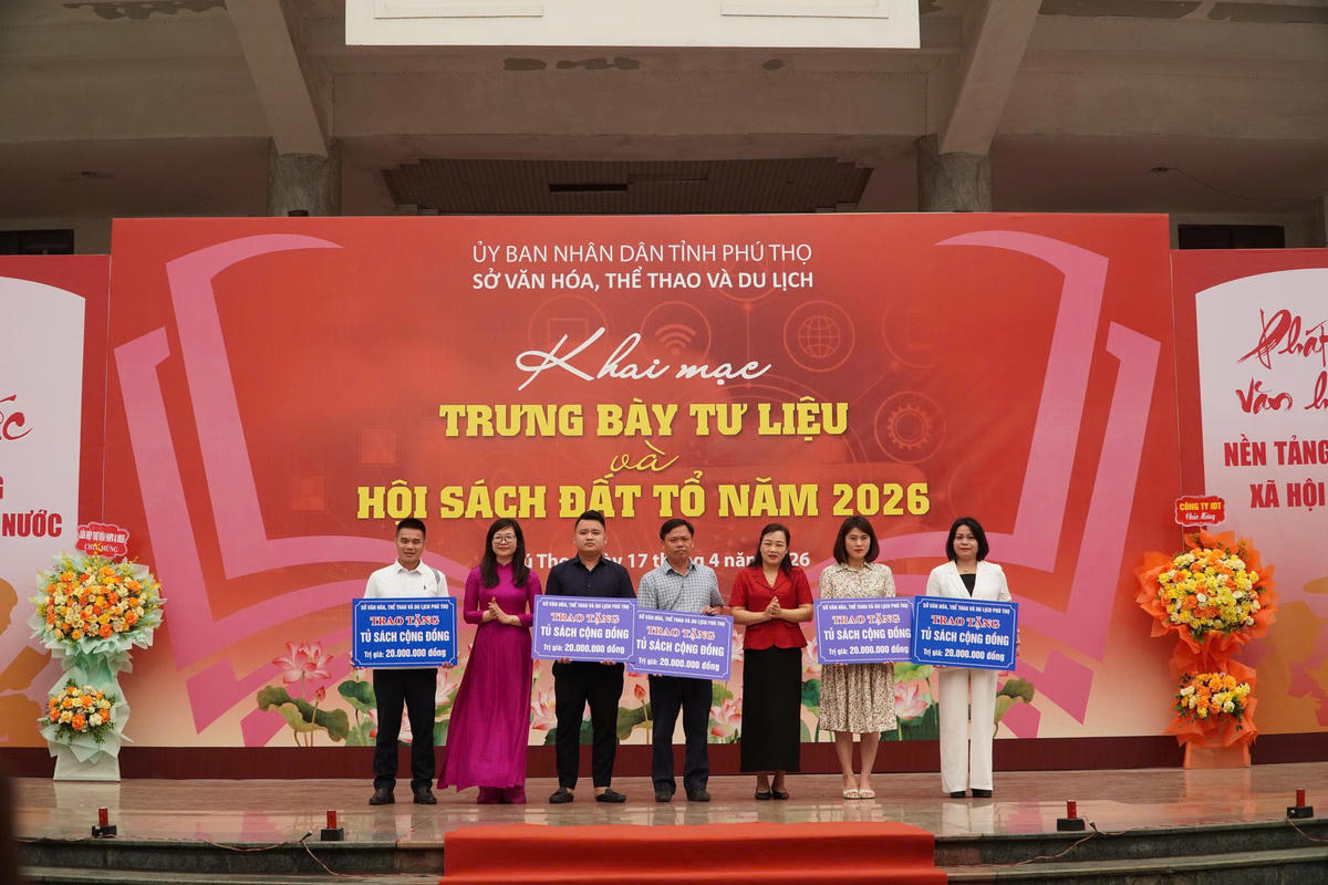 Đại diện Sở Văn hóa, Thể thao và Du lịch tỉnh Phú Thọ trao tặng tủ sách cộng đồng cho một số trường học. Ảnh: Đ.A.