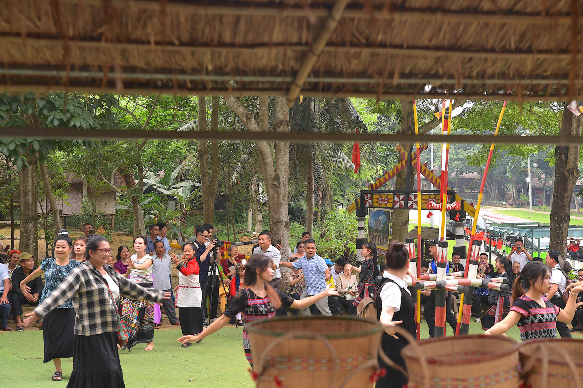 Các đại biểu là&nbsp;các già làng, trưởng bản, nghệ nhân và người có uy tín&nbsp;giao lưu cùng đồng bào Ba Na.