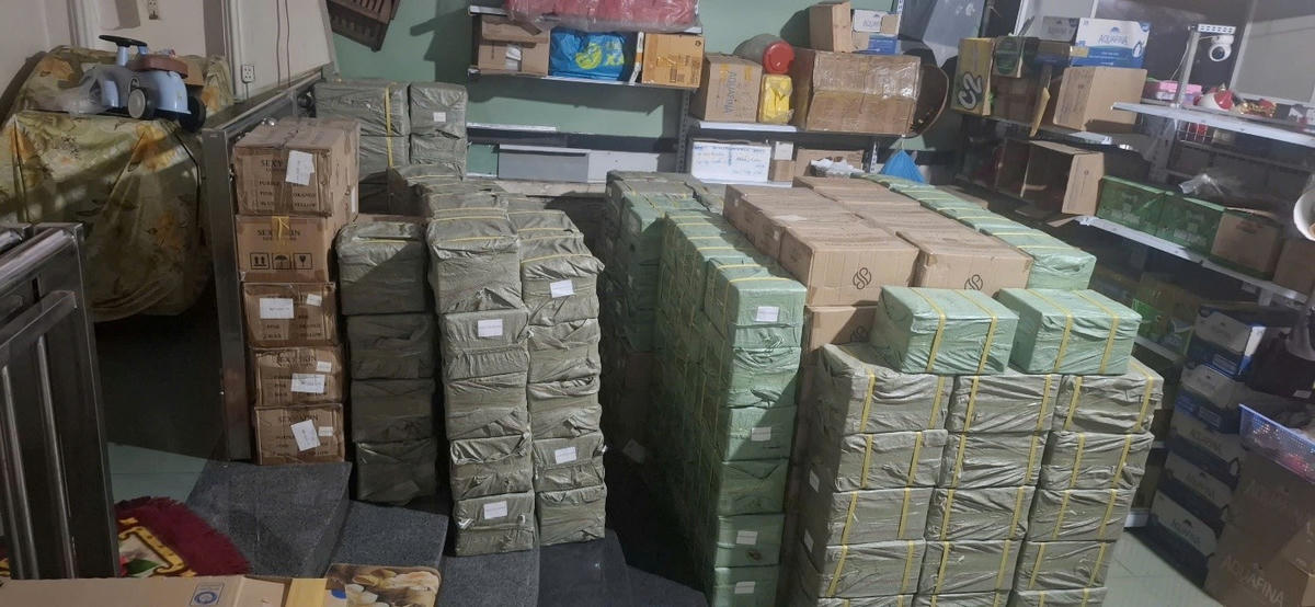 Lực lượng chức năng kiểm tra kho hàng và thu giữ số lượng lớn mỹ phẩm nghi nhập lậu. Ảnh: QLTT