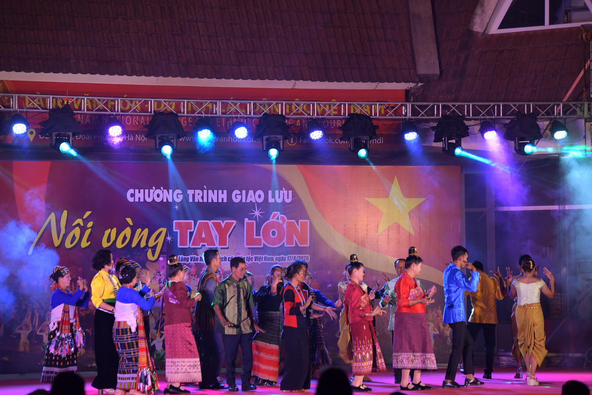 Múa Lăm vông chung vui ngày hội, nhóm đồng bào Khmer.