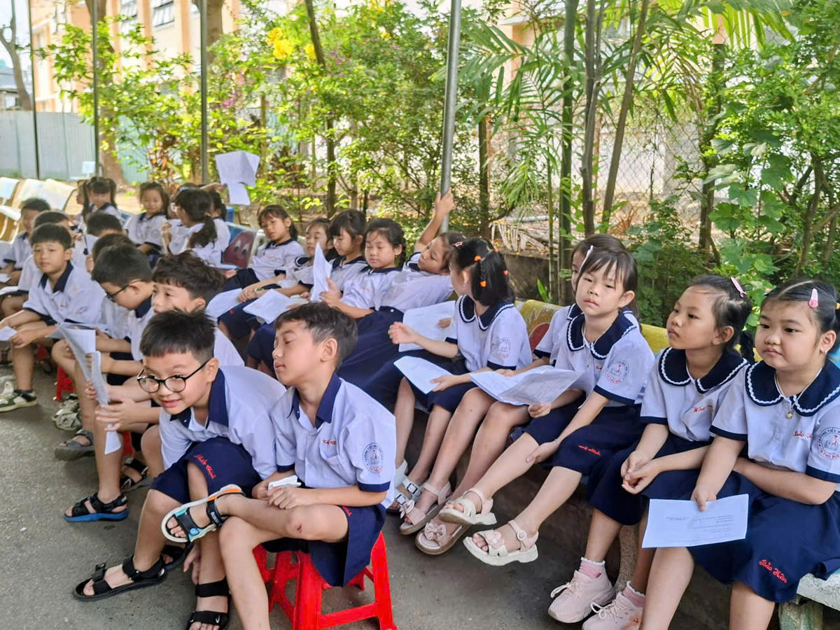 Học sinh tiểu học trên địa bàn phường Long Trường chờ khám sức khỏe. Ảnh: S.X