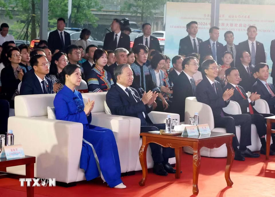 Tổng Bí thư, Chủ tịch nước Tô Lâm và Phu nhân dự Lễ khai mạc Liên hoan nhân dân biên giới Việt-Trung. (Ảnh: Thống Nhất/TTXVN)