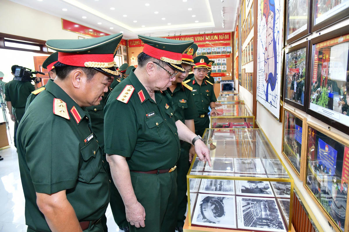 Đại tướng Nguyễn Trọng Nghĩa đến thăm, làm việc tại Trung đoàn 10, Quân khu 7