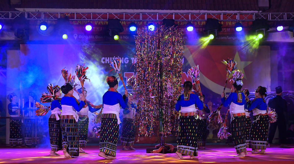 Điệu múa khăn độc đáo của đồng bào dân tộc Thái đến từ tỉnh Thanh Hóa.