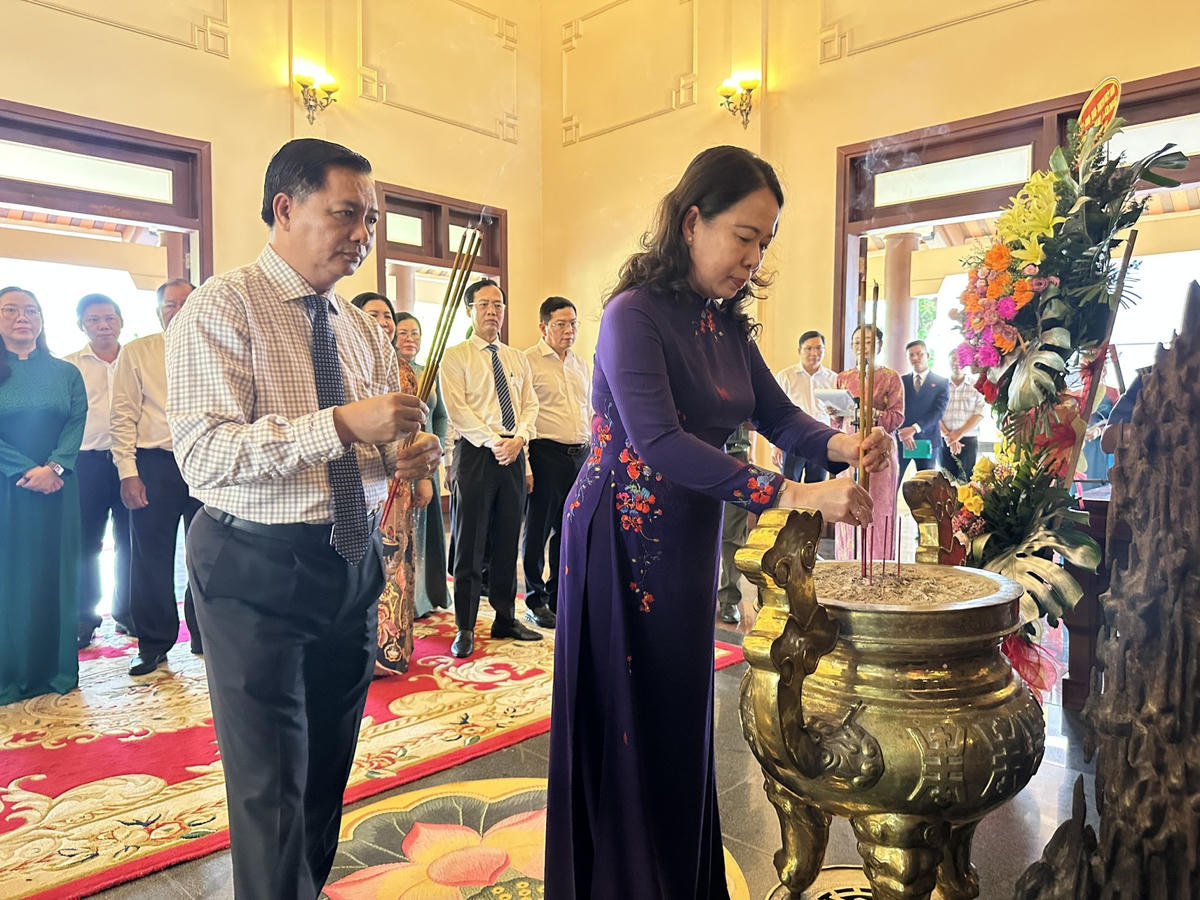 Sáng cùng ngày 17/4, Phó Chủ tịch nước Võ Thị Ánh Xuân cùng đoàn công tác đã đến dâng hương tại Khu tưởng niệm Thủ tướng Chính phủ Võ Văn Kiệt. (Ảnh: Trung Ngãi).