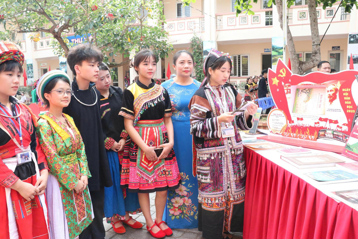 Học sinh hào hứng tham gia các hoạt động trải nghiệm, tìm hiểu sách tại chương trình. Ảnh: Nguyễn Quân.