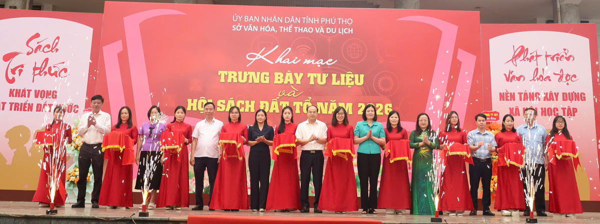 Cắt băng khai mạc Trưng bày tư liệu và Hội sách Đất Tổ năm 2026. Ảnh: Đ.A.