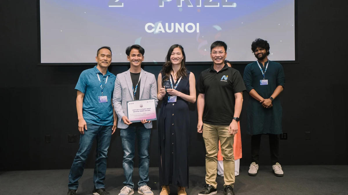 &nbsp; &nbsp; &nbsp; &nbsp; &nbsp; &nbsp; &nbsp; &nbsp; &nbsp; &nbsp; &nbsp; &nbsp; &nbsp; Ông Nguyễn Duy Kiên (người đứng thứ 2 từ trái sang) là Á quân&nbsp; &nbsp; &nbsp; &nbsp; &nbsp; &nbsp; &nbsp; &nbsp; &nbsp; &nbsp; &nbsp; &nbsp; &nbsp;Vietnam AI Stars 2025. Ảnh: BTC.