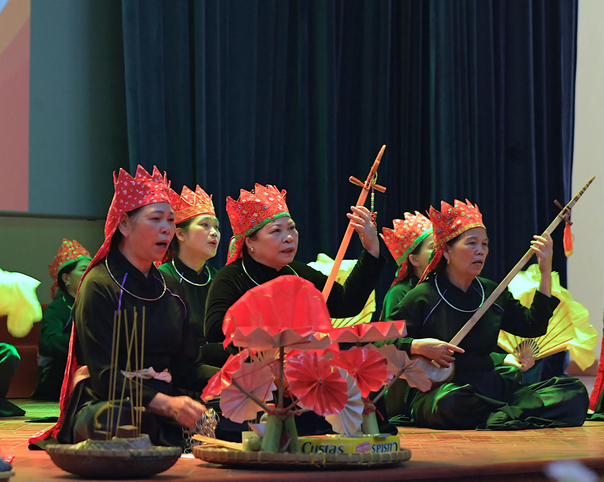 Biểu diễn văn nghệ truyền thống của đồng bào dân tộc Tày tỉnh Quảng Ninh tại Hội nghị.