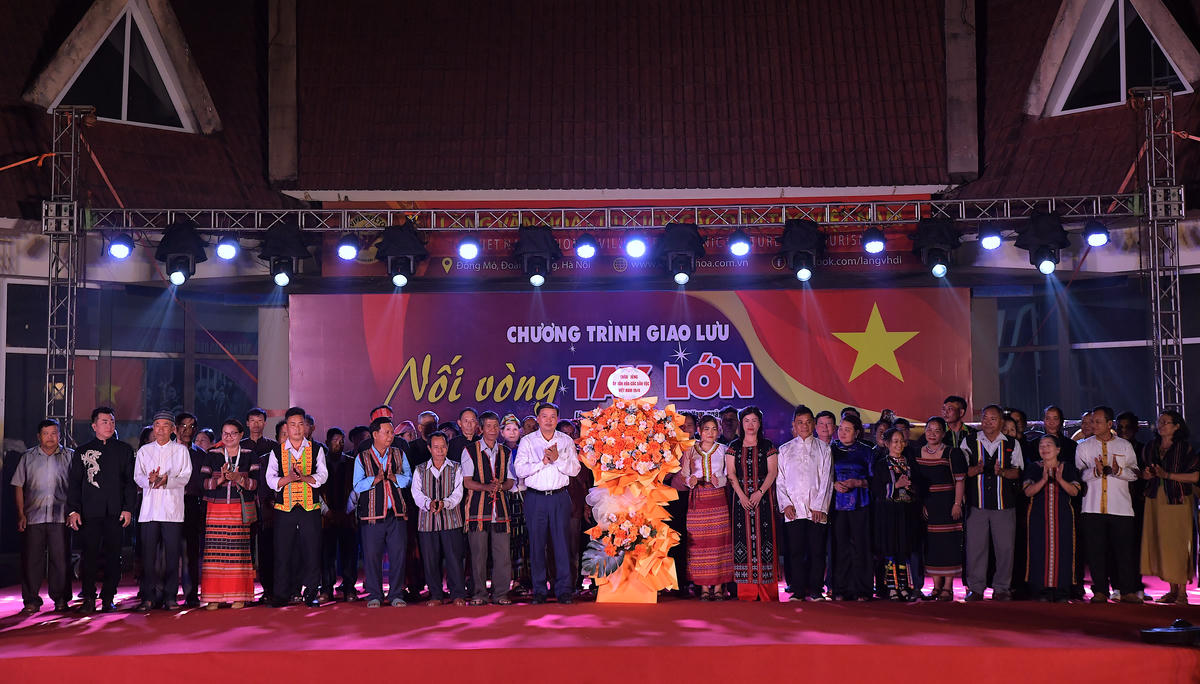 Cục trưởng Cục Văn hóa các dân tộc Việt Nam Trịnh Ngọc Chung - tặng hoa các già làng, trưởng bản, nghệ nhân, người có uy tín tại 34 tỉnh thành phố.