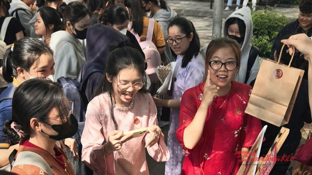 Sinh viên được trải nghiệm trực quan mặc áo dài truyền thống. Ảnh: Ái Trân.