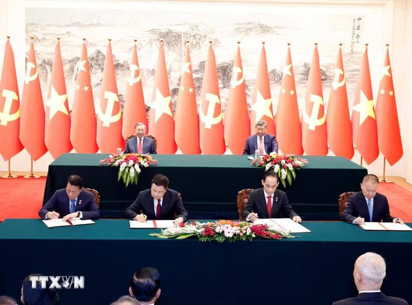 Bộ trưởng Công an Lương Tam Quang và Bộ trưởng Công an Trung Quốc Vương Tiểu Hồng ký Nghị định thư về thiết lập, quản lý và vận hành đường dây nóng cấp Bộ trưởng giữa hai Bộ; Bộ trưởng Ngoại giao Lê Hoài Trung và Trưởng ban Liên lạc Đối ngoại Trung ương Đảng Cộng sản Trung Quốc Lưu Hải Tinh ký 2 văn kiện: Kế hoạch hợp tác giữa hai Đảng giai đoạn 2026-2030 và Thỏa thuận hợp tác giữa Bộ Ngoại giao hai nước. (Ảnh: Thống Nhất/TTXVN).