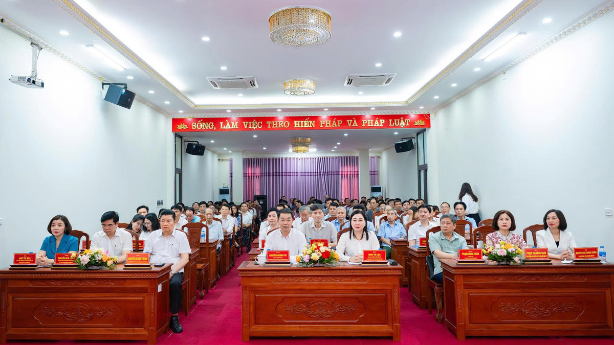 Bà Đinh Thị Lụa - Phó Bí thư Thường trực Tỉnh ủy Ninh Bình cùng các đại biểu dự hội nghị. Ảnh: Đình Minh