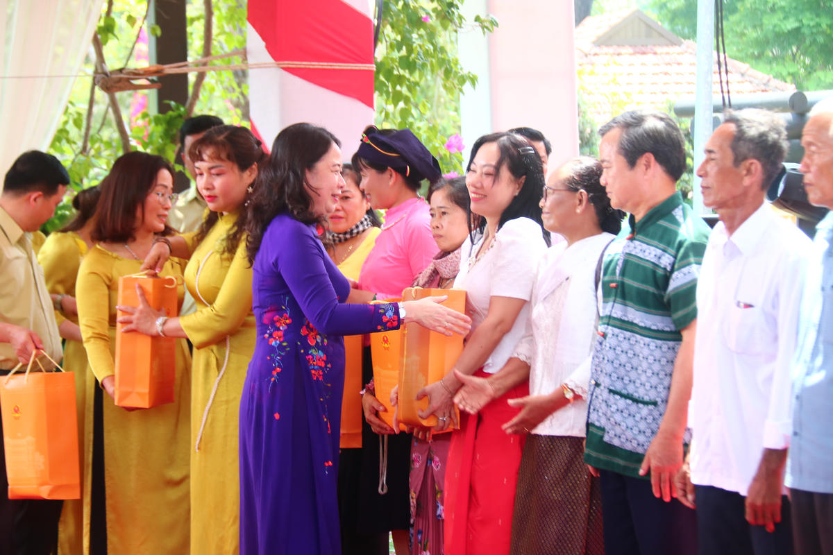 Phó Chủ tịch nước Võ Thị Ánh Xuân tặng quà cho người có uy tín trong đồng bào dân tộc tỉnh Vĩnh Long. (Ảnh: Trung Ngãi).