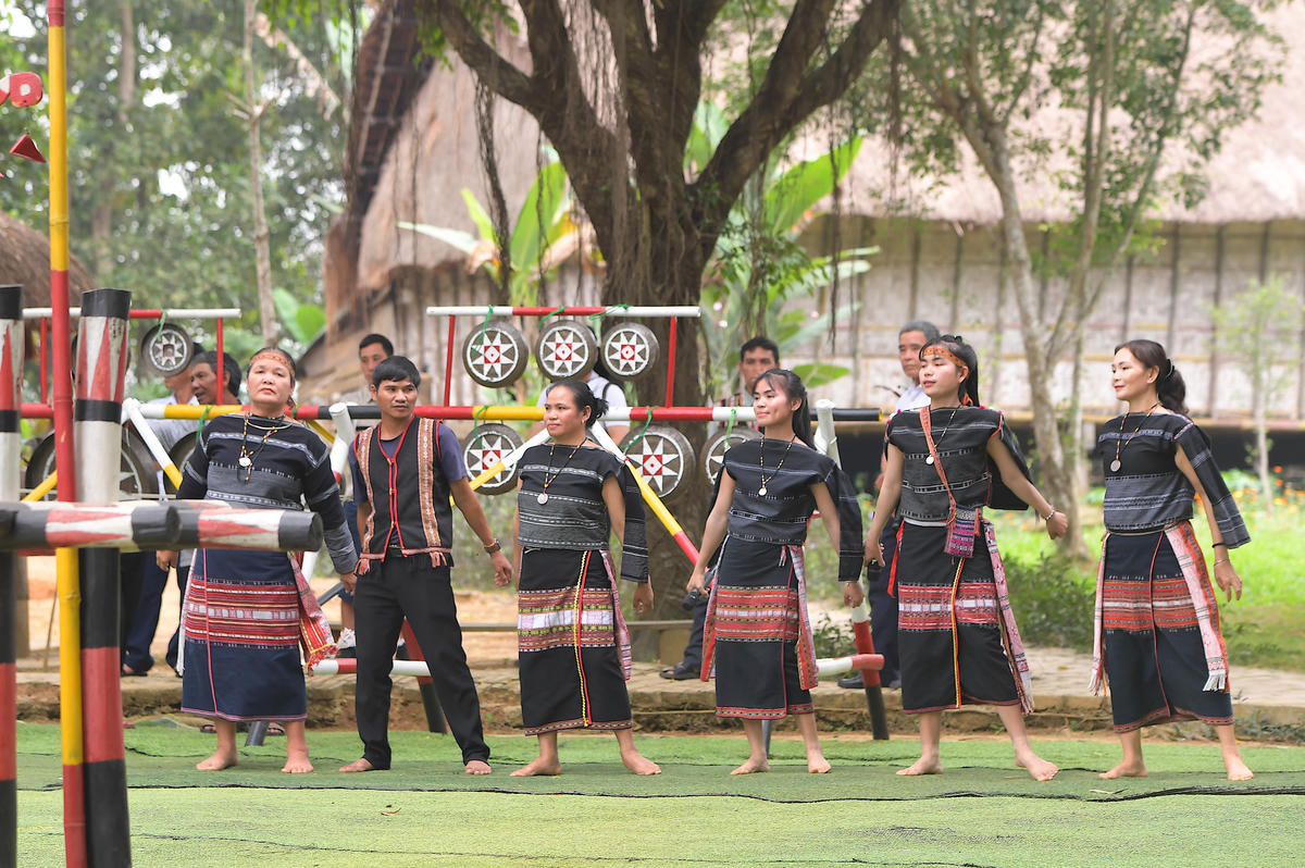 Các tiết mục hát dân ca và điệu múa xoang truyền thống kết hợp với tiếng cồng chiêng Tây Nguyên vang vọng. 