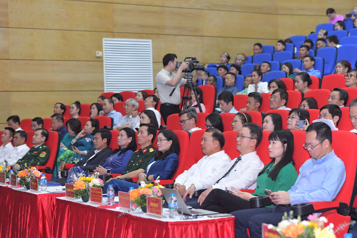 Các đại biểu tham dự “Hội nghị toàn quốc triển khai công tác văn hóa dân tộc và tuyên dương già làng, trưởng bản, nghệ nhân, người có uy tín”.