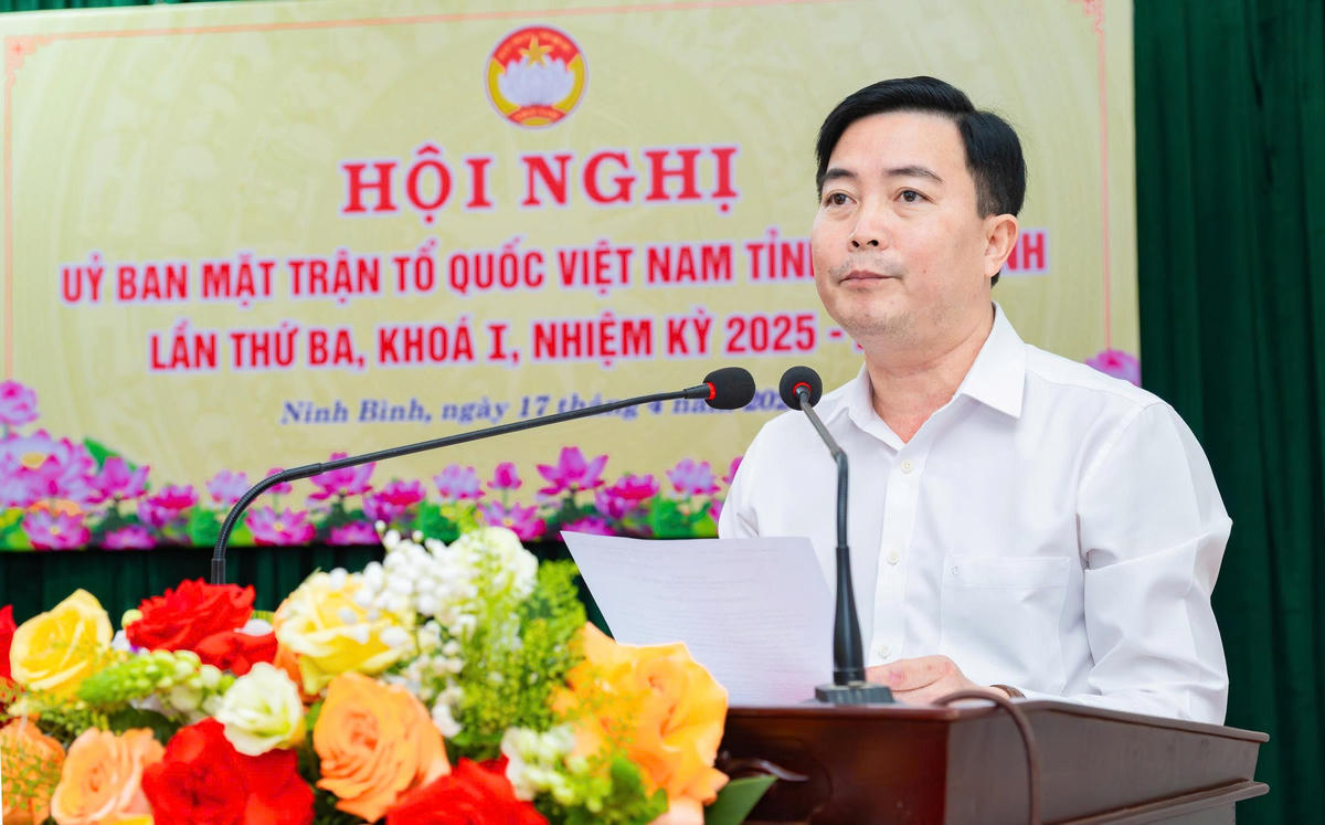 Ông Đinh Trường Sơn - Phó Chủ tịch Ủy ban MTTQ tỉnh Ninh Bình phát biểu khai mạc hội nghị. Ảnh: Đình Minh