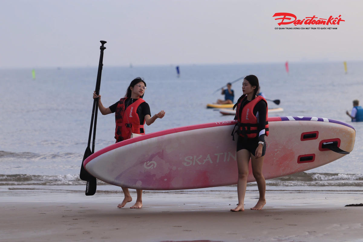 Không dừng lại ở mùa hè vốn là “đặc sản” lâu nay, Festival tiếp tục kéo dài sức hút sang các mùa. Ngoài ra, còn tổ chức những sản phẩm mới như show Ví, Giặm trên biển, đua mô tô nước quốc tế, hay các lễ hội theo mùa như Halloween, Giáng sinh... Ảnh: ĐB