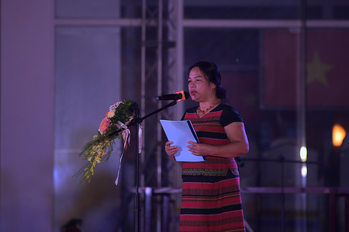 NNƯT Hồ Thị Tư, đến từ TP Huế đọc thư của Chủ tịch Hồ Chí Minh gửi thư cho Đại hội các dân tộc thiểu số miền Nam tại Pleiku năm 1946.