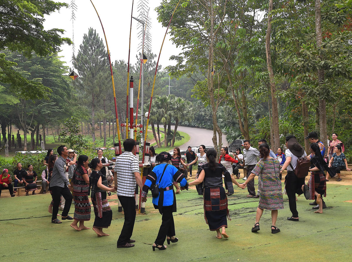 Không khí rộn ràng tại không gian&nbsp;làng dân tộc Ba Na.