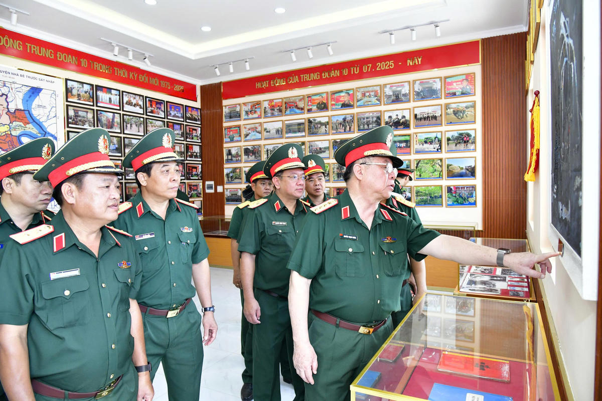 Đại tướng Nguyễn Trọng Nghĩa đến thăm, làm việc tại Trung đoàn 10, Quân khu 7