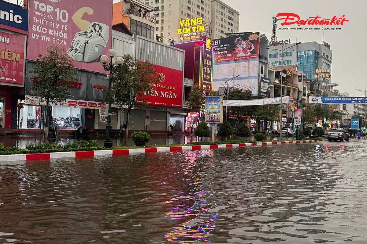 Đường Hoàng Văn Thụ bị ngập nước. Ảnh: Toán Nguyễn.