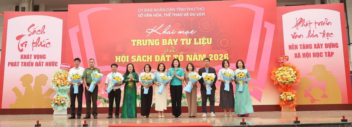 Ban tổ chức tặng hoa các đơn vị đồng hành cùng chương trình. Ảnh: Đ.A.