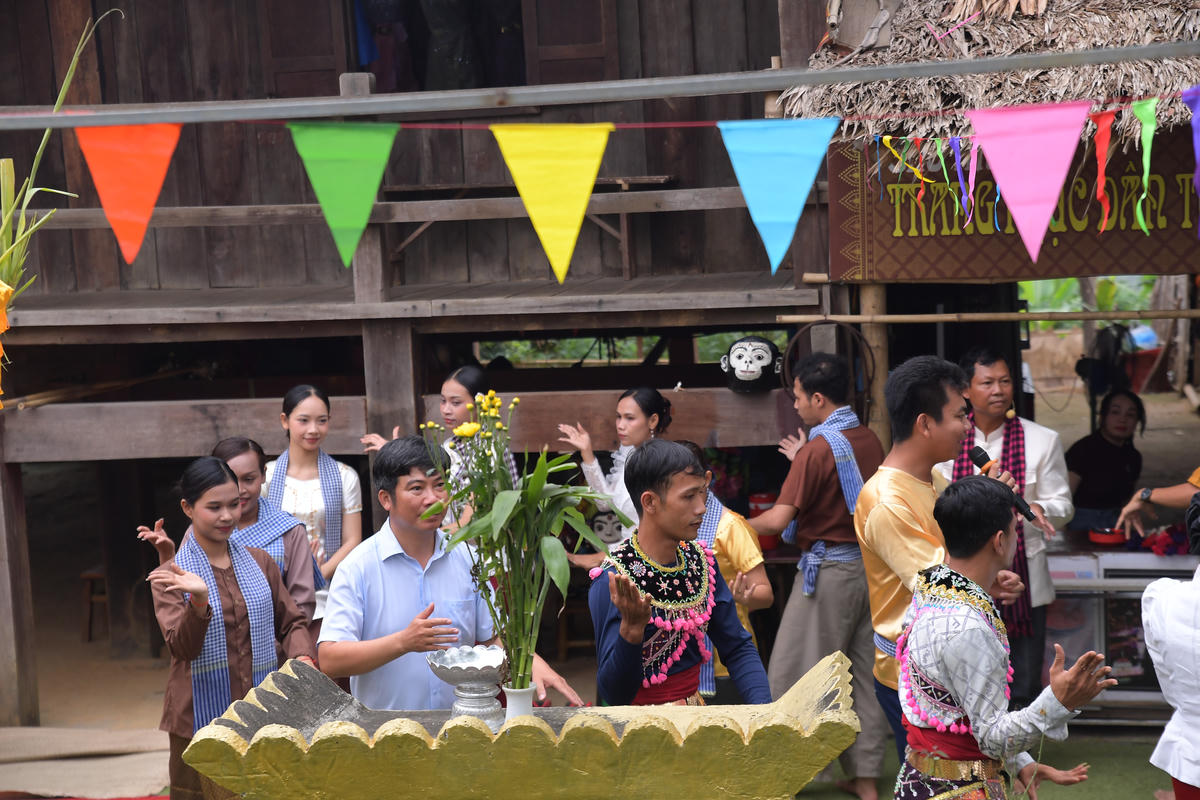 Sau phần lễ, không khí lễ hội trở nên rộn ràng, vui tươi khi dàn nhạc ngũ âm cất lên với những giai điệu quen thuộc.