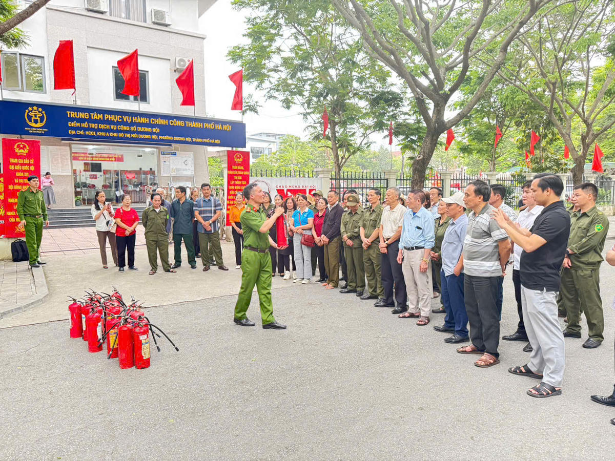 Cảnh sát phòng cháy, chữa cháy tập huấn, tuyên truyền và hướng dẫn kỹ năng về phòng cháy, chữa cháy cho người dân. Ảnh: Đạt Lê