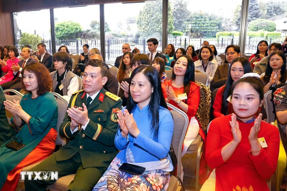 Đại biểu dự cuộc gặp. (Ảnh: Doãn Tấn/TTXVN)