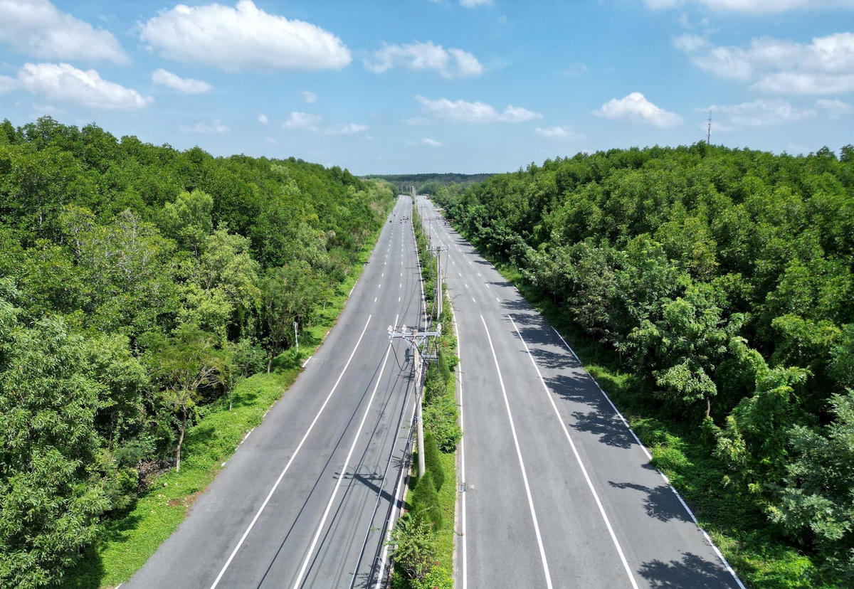 Một đoạn của tuyến đường Rừng Sác kết nối trung tâm TP Hồ Chí Minh và khu vực ven biển Cần Giờ. Ảnh: K.S.