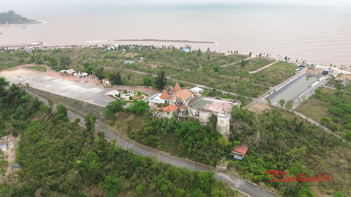 Công trình được khánh thành vào năm 1995 với tổng vốn đầu tư lên tới 34 triệu USD.&nbsp;Công trình được xây bằng đá, rộng hàng nghìn mét vuông, mang kiến trúc của những tòa lâu đài châu Âu thời trung cổ. Ảnh: PT.&nbsp;