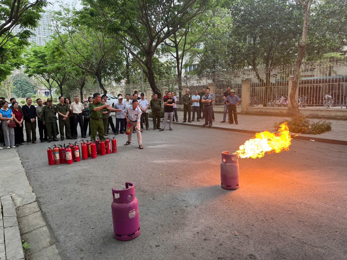 Hướng dẫn người dân kỹ năng sử dụng bình chữa cháy. Ảnh: Đạt Lê