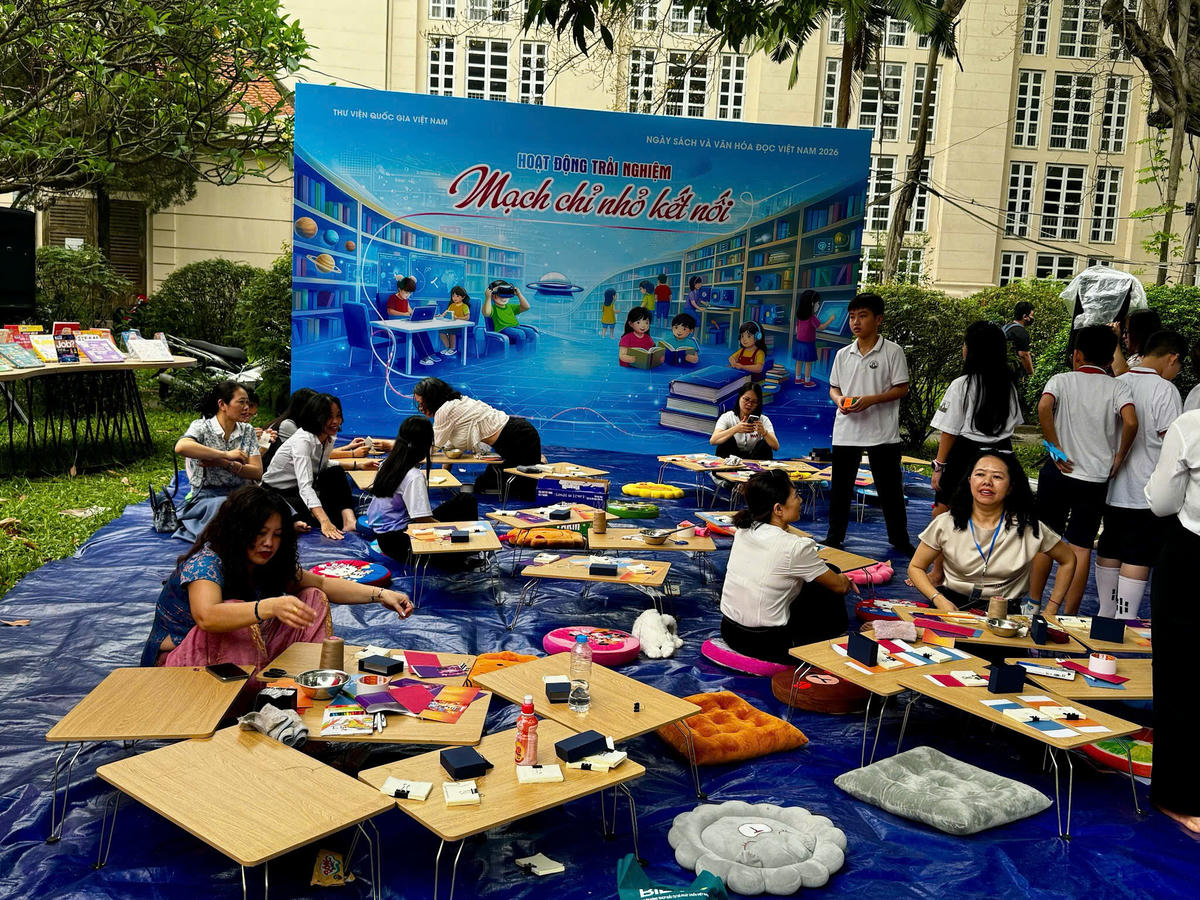 Các hoạt động tọa đàm và cuộc thi diễn ra sôi nổi, thu hút đông đảo bạn trẻ tham gia. Chương trình cũng mang đến nhiều không gian trải nghiệm tương tác như đổi sách, kết nối cộng đồng đọc và các hoạt động sáng tạo ứng dụng công nghệ. Điểm nhấn là triển lãm “Từ trang sách đến không gian số”,...