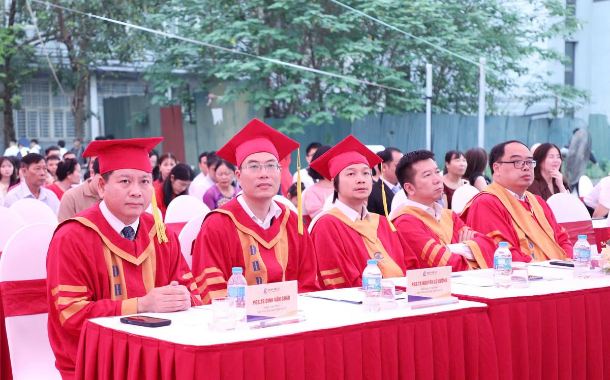 Ban Giám hiệu, đội ngũ giảng viên cùng các tân tiến sĩ, thạc sĩ, kỹ sư, cử nhân Trường Đại học Điện lực tham dự lễ tốt nghiệp đợt 1 năm 2026.