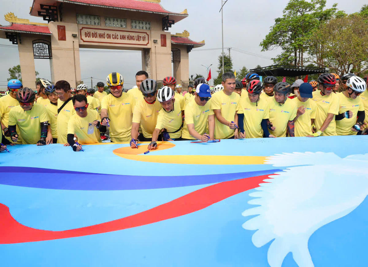 Quảng Trị: Tổ chức Thượng cờ tại Đôi bờ Hiền Lương - Bến Hải