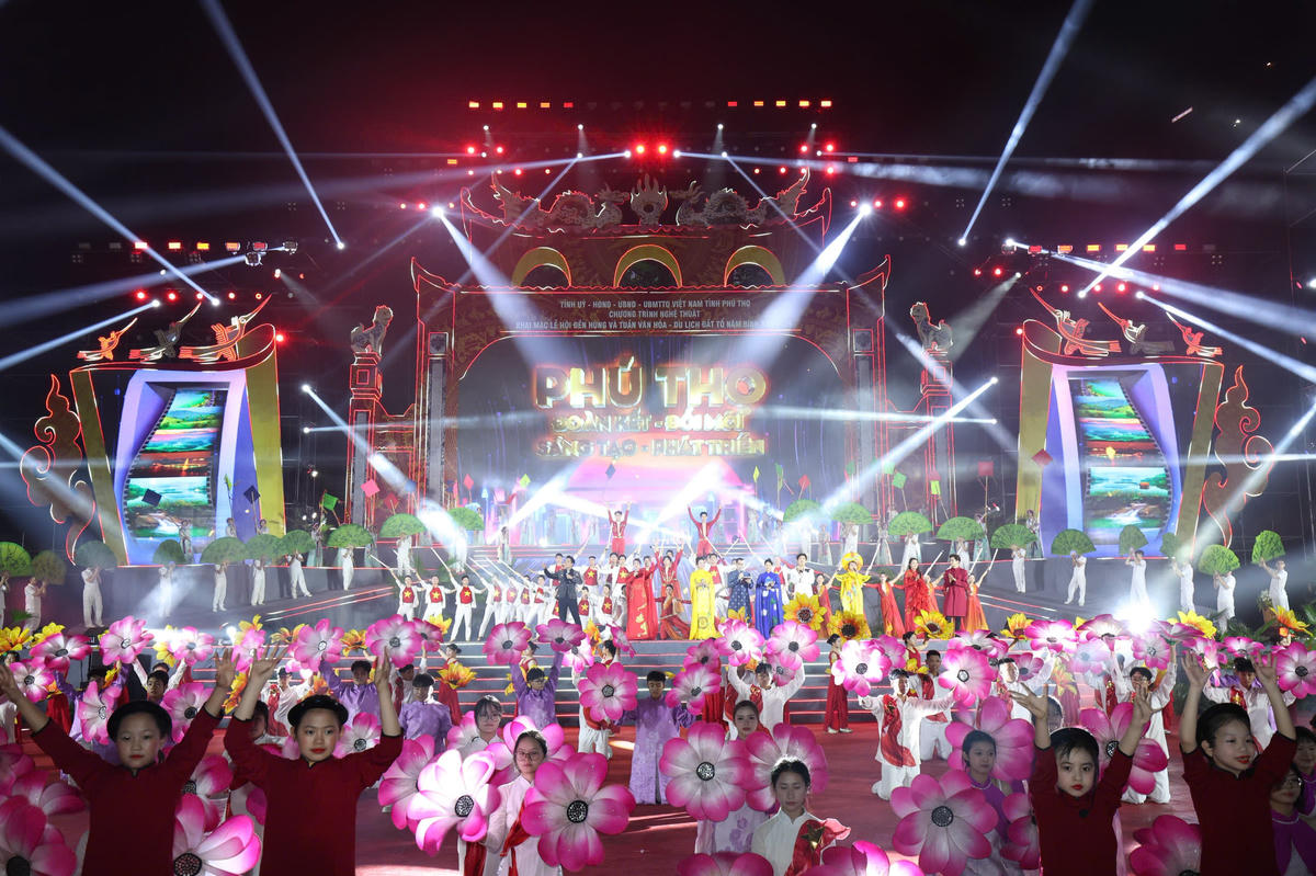 Chương trình nghệ thuật "Linh thiêng nguồn cội - Đất Tổ Hùng Vương" tại Lễ khai mạc.