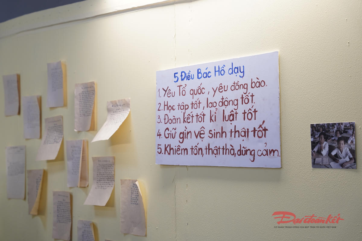 Một góc ký ức không gian lớp học tại triển lãm. Ảnh: Ái Trân.