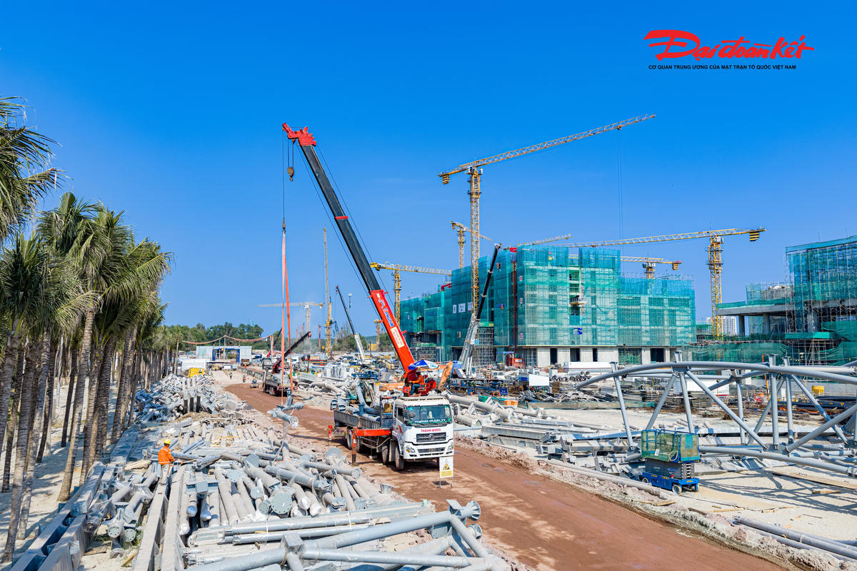 Không chỉ dừng ở khu hội nghị, hạng mục Nhà biểu diễn đa năng cũng đang ghi nhận tiến độ tích cực khi đã hoàn thành khoảng 85% kết cấu bê tông cốt thép. Dự kiến cuối tháng 4, các cấu kiện thép đầu tiên sẽ được đưa về công trường, mở ra giai đoạn lắp dựng chuyên sâu.